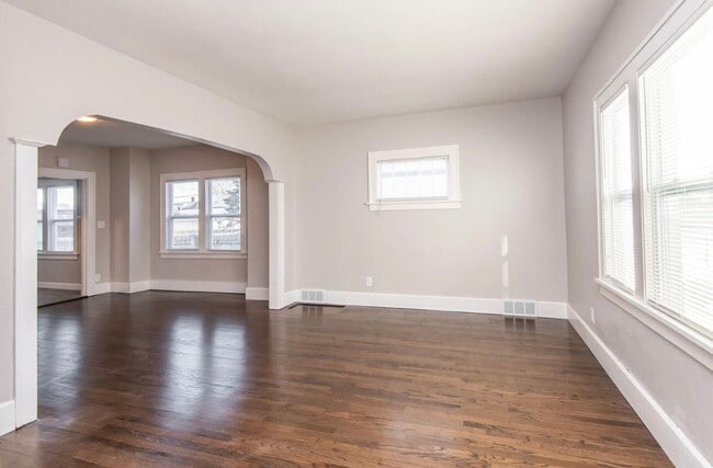 Building Photo - Spacious 3 Bedroom Single Family fenced in Yard, Racine!