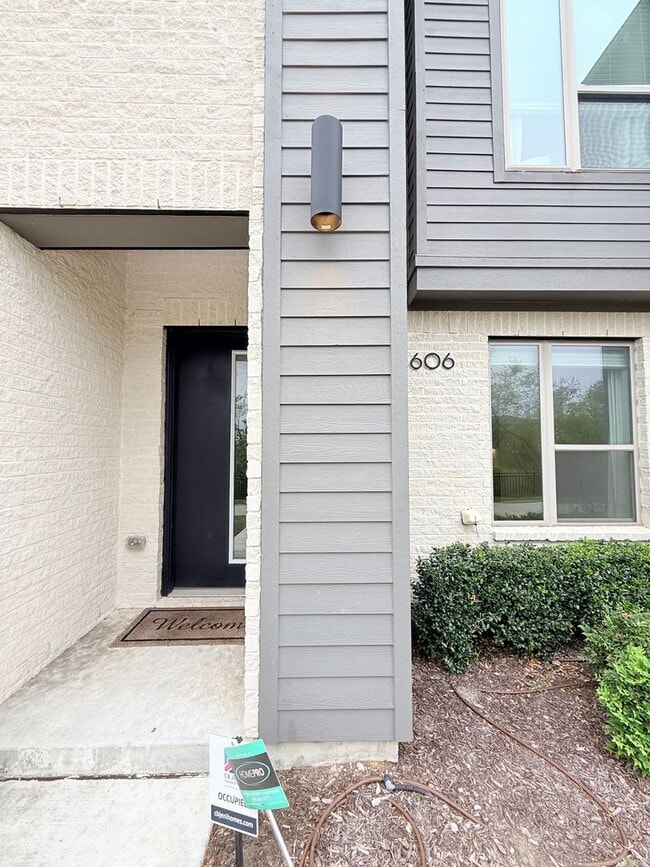 Building Photo - AVAILABLE NOW -Stunning 3-Bedroom Townhome Overlooking Greenbelt in Plano ISD 600 Collier Drive