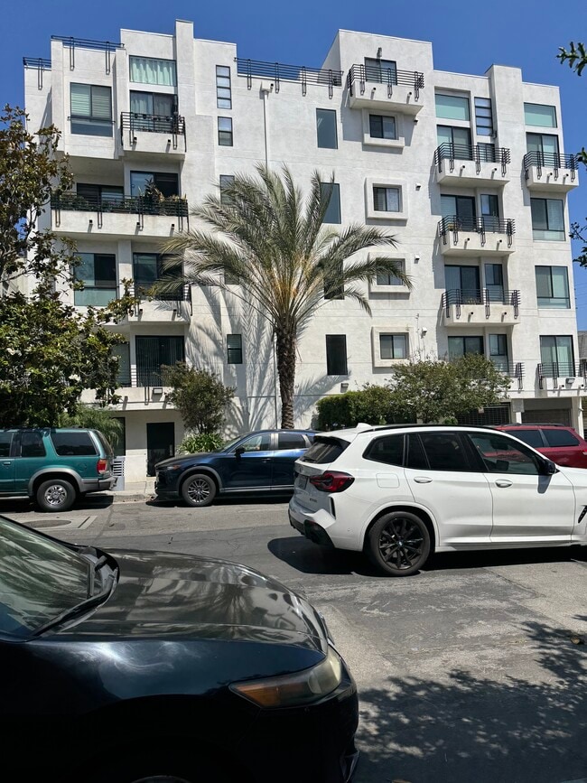 Building Photo - 1046 S Serrano Ave