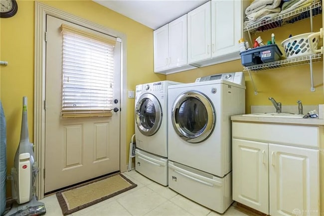 Building Photo - Immaculate Home in a Golf Course Community