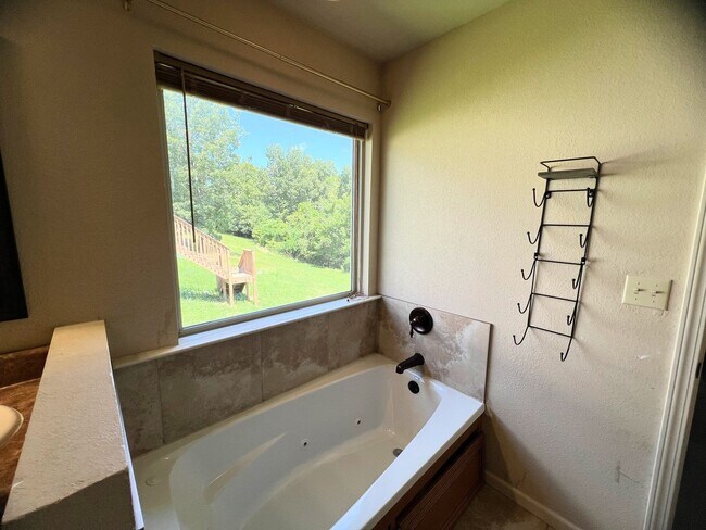 Building Photo - Fenced home close to FLW!