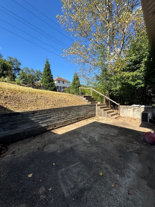 Building Photo - 249 Elwyn Ave