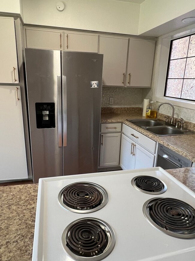Building Photo - 3 Bedroom 2 bath Condo in Midvale!