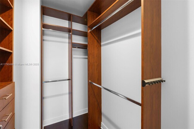 Building Photo - 5959 Collins Ave