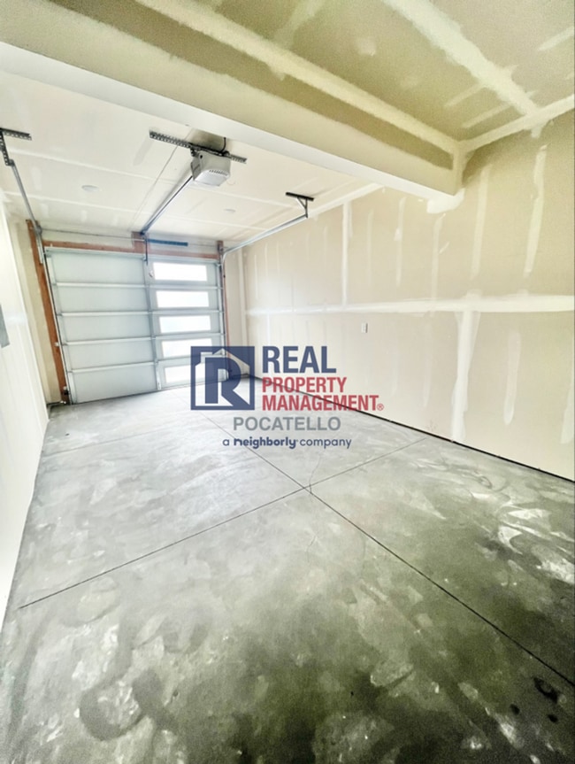 Building Photo - 3 Bedroom 2.5 Bathroom Town Home - 1 Car Garage - Small dog allowed