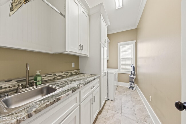 Building Photo - 311 Oats Dr