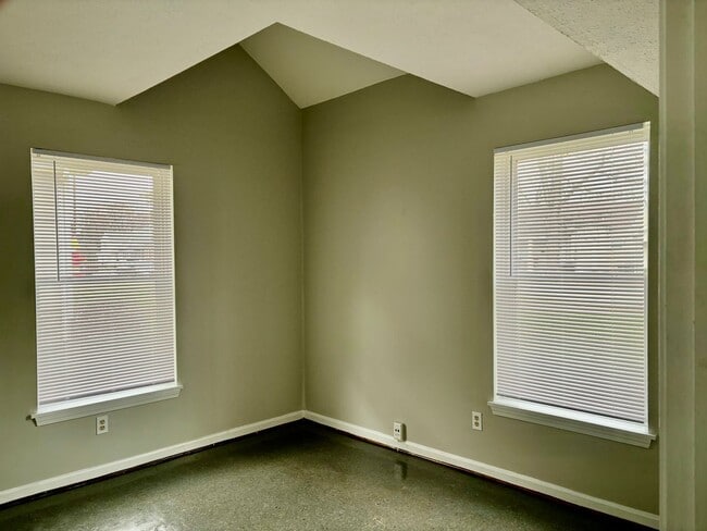 Building Photo - First floor 1 bedroom in West Louisville! Section 8 Accepted