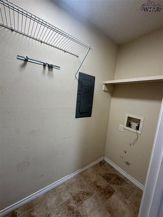 Building Photo - 2808 Ecleto Blvd