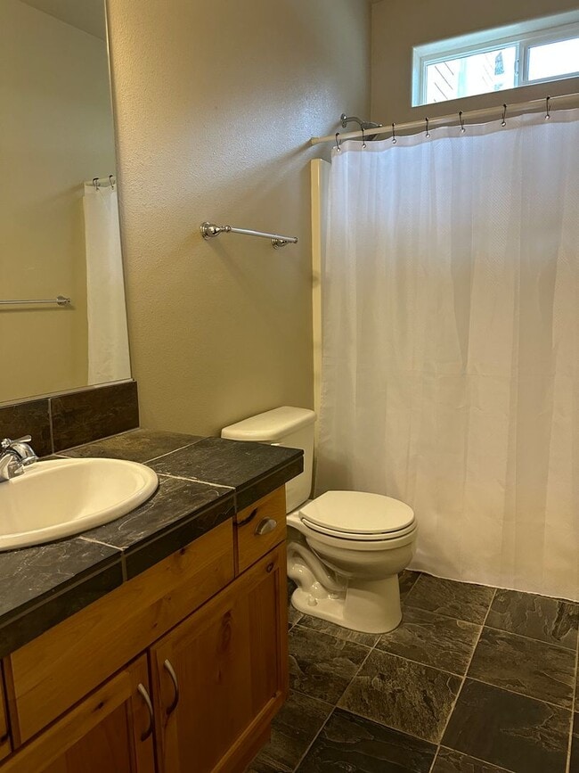 Building Photo - Cozy 3 Bed, 2 Bath Home located on the Eastside of Bend!