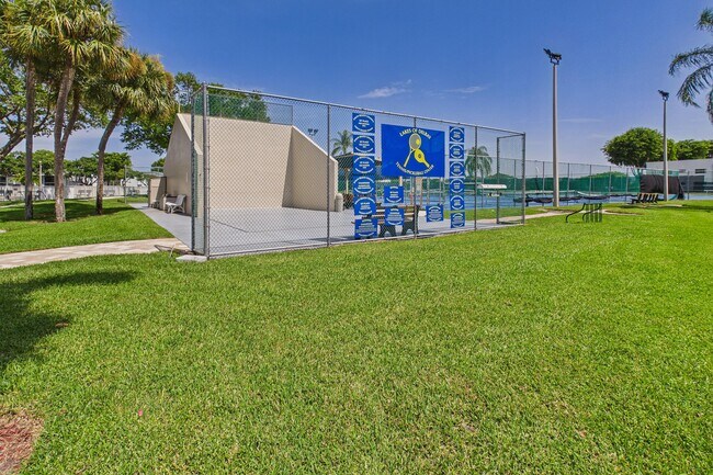 Building Photo - 15451 Pembridge Dr