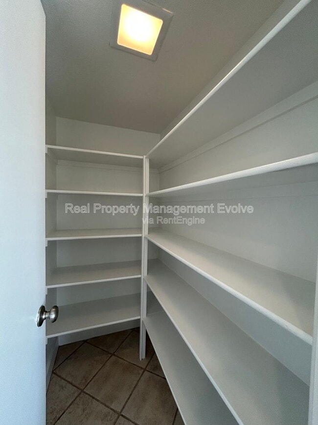 Building Photo - 3416 S Westfall Ave