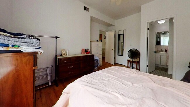 Building Photo - Raised First Floor Southport Corridor 2 Be...