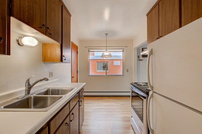 Building Photo - 1890 Lexington Ave N