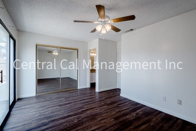 Building Photo - 3 Bedroom/2 Bath Home in the Southwest - $2195 Per Month!