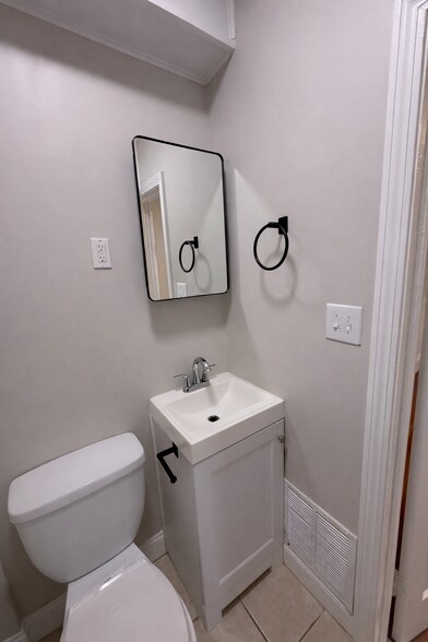 Building Photo - 49 Belden St