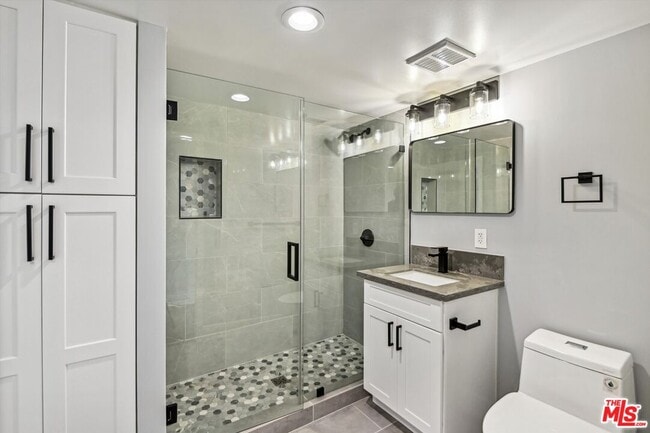 Building Photo - 819 E La Palma Dr