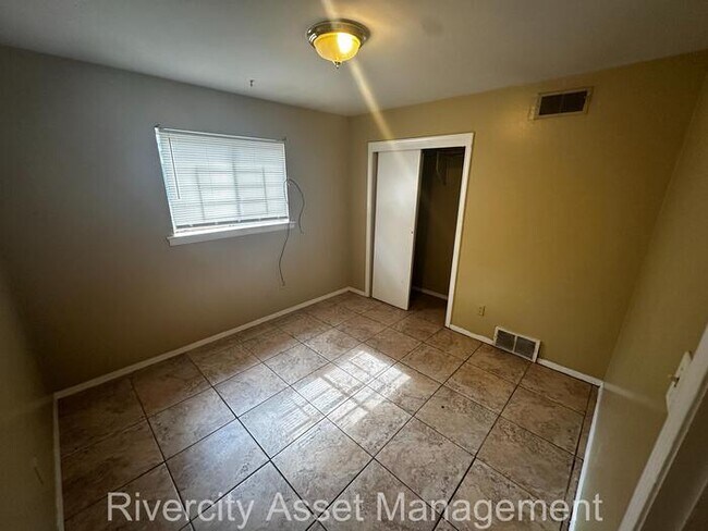 Building Photo - Charming Duplex Near University of Memphis...