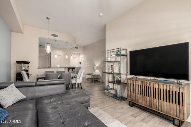 Building Photo - 945 E Playa Del Norte Dr