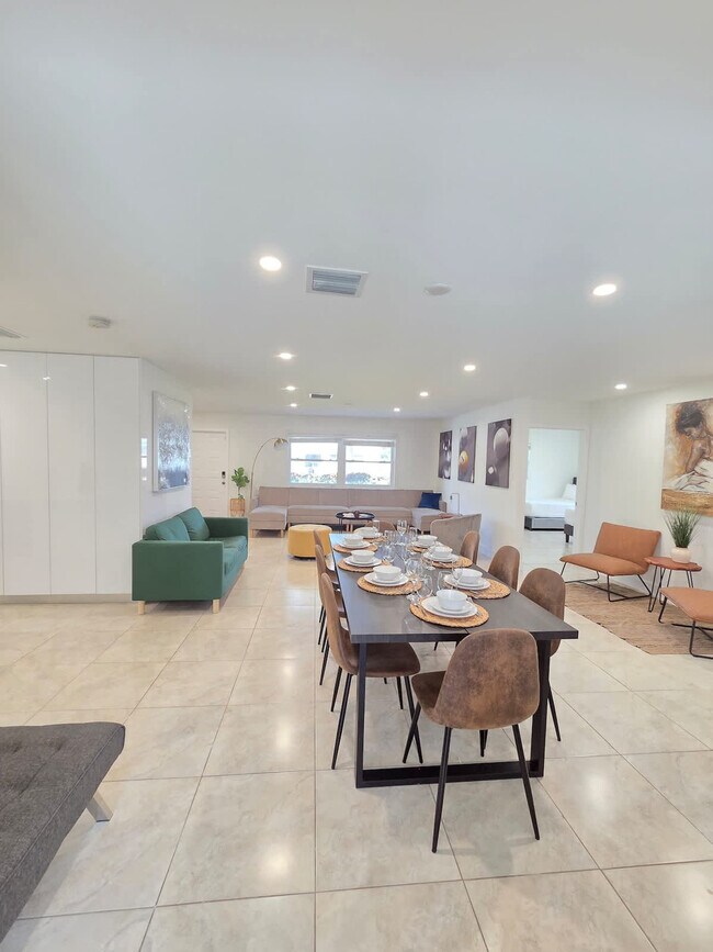 Building Photo - 806 NE 4th St