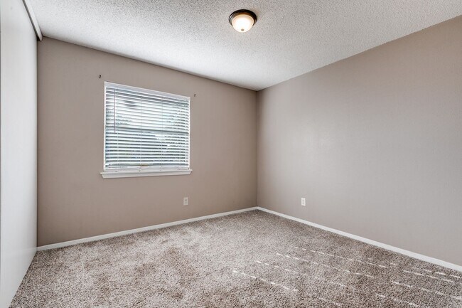 Building Photo - 3-BEDROOM HOME IN PIPERS MEADOW