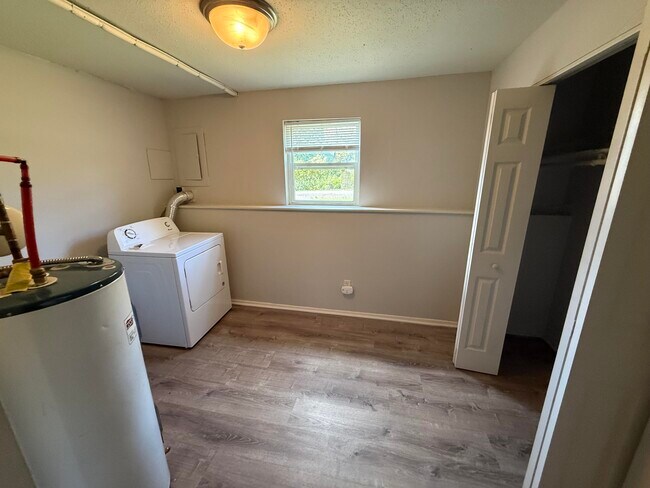 Building Photo - 207 Wheaton Ct