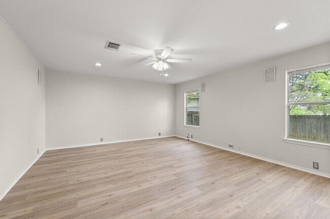 Building Photo - 2036 Kaiser Dr
