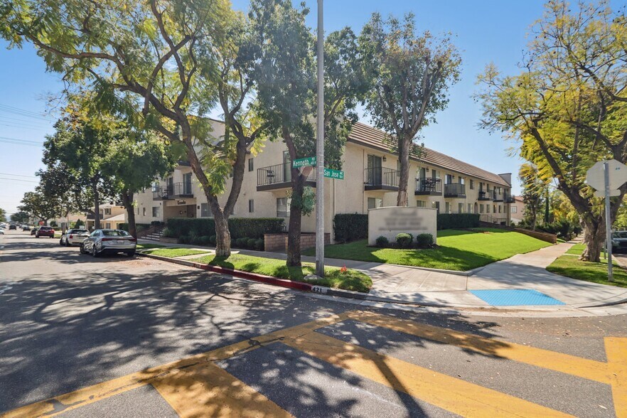 Building Photo - 421 N Kenneth Rd