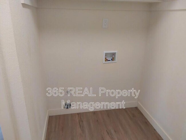 Building Photo - 1701 Palm Dr