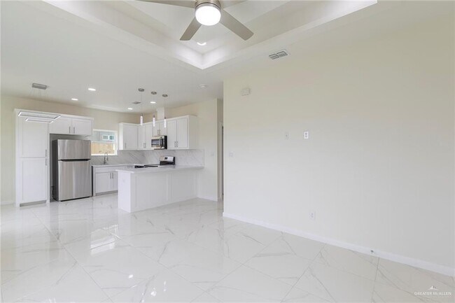 Building Photo - 21 Violet Ave W