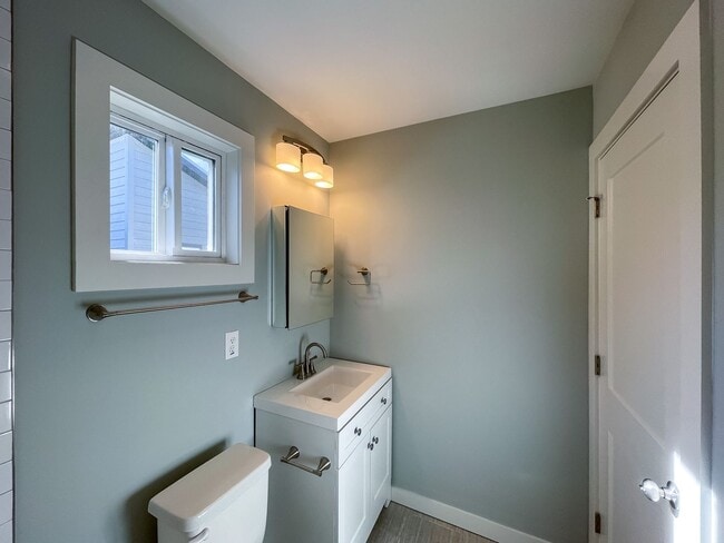 Building Photo - Beautiful Newer-Construction Cottage in So...