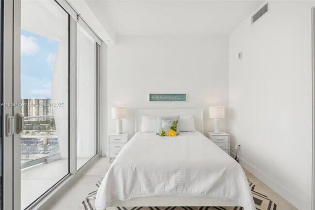 Building Photo - 16901 Collins Ave