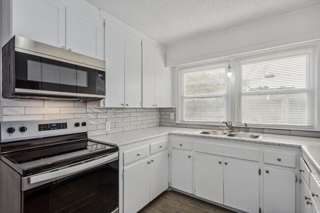 Building Photo - Spacious 4 bedroom home with 2 car garage