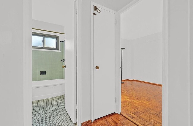 Building Photo - 21-80 33rd Rd Apt 9C-9C