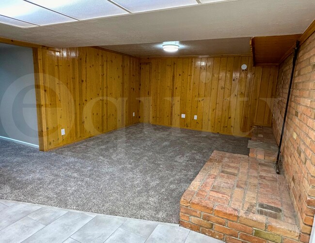 Building Photo - 105 E 500 N