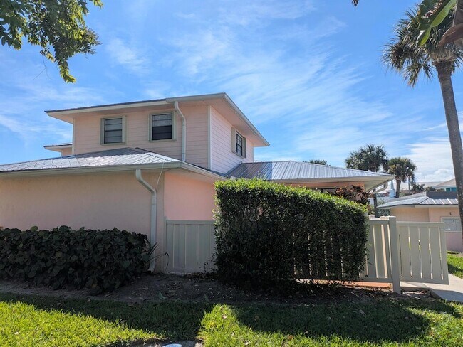 Building Photo - 1772 Gulfstream Ave