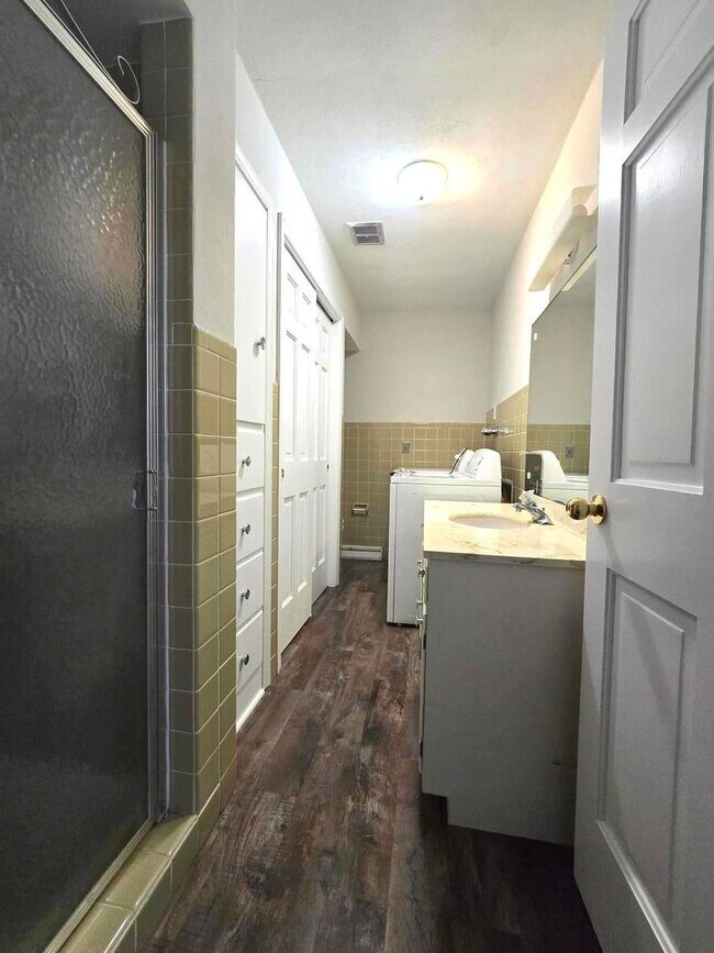 Building Photo - 714 N Bridge St