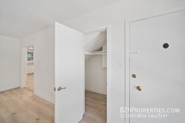 Building Photo - 1136 S Sherbourne Dr