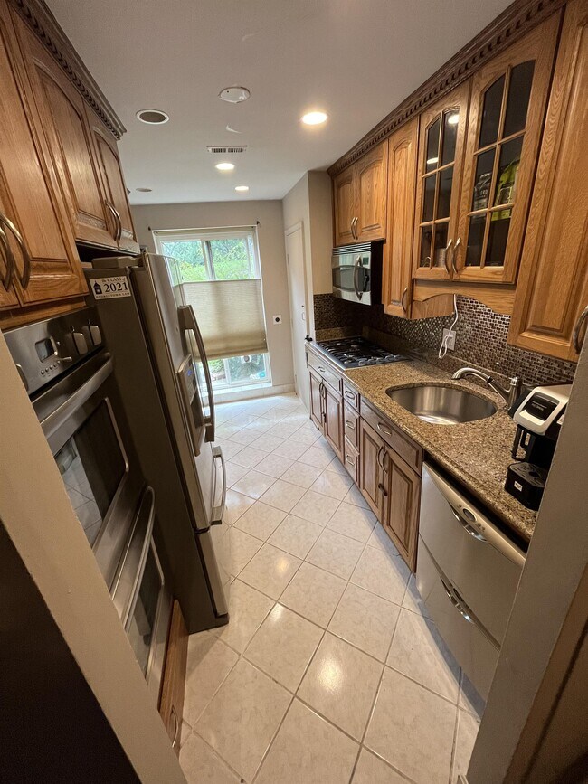 Building Photo - 5614 Bloomfield Dr