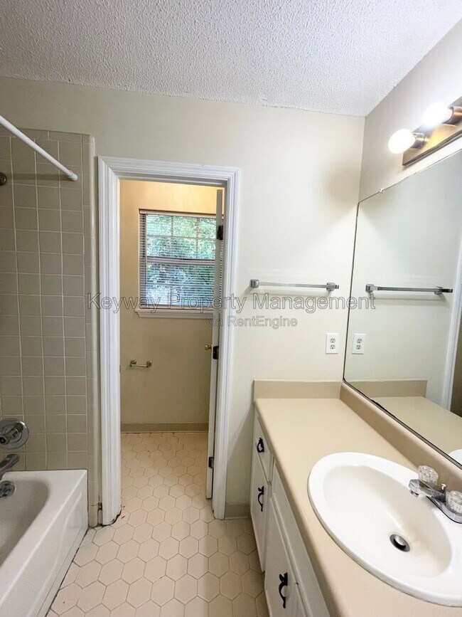 Building Photo - 642 Clinton Way W