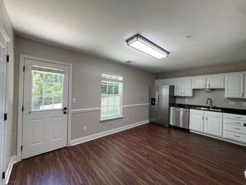 Building Photo - 1126 Maple Tree Ln