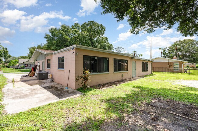 Building Photo - 935 S Varr Ave