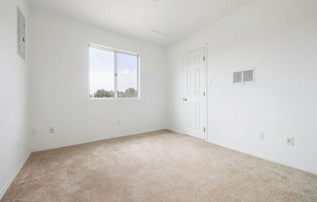 Building Photo - Beautiful Detached 1 Bedroom Home in Lakeside!