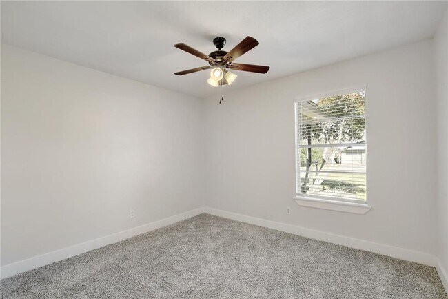 Building Photo - 125 Chaparral St