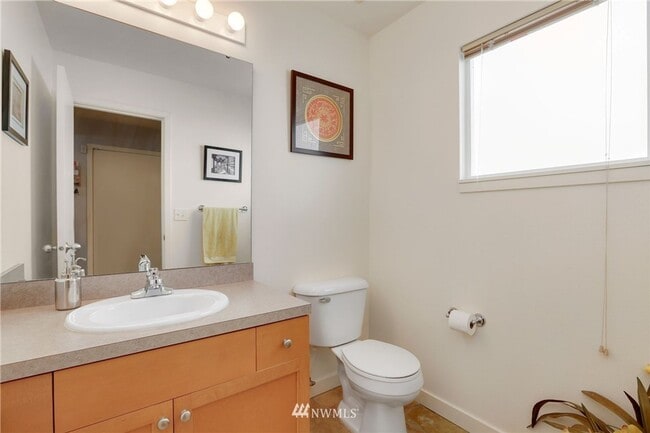 Building Photo - Beacon Hill 3bed 2.5bath Home