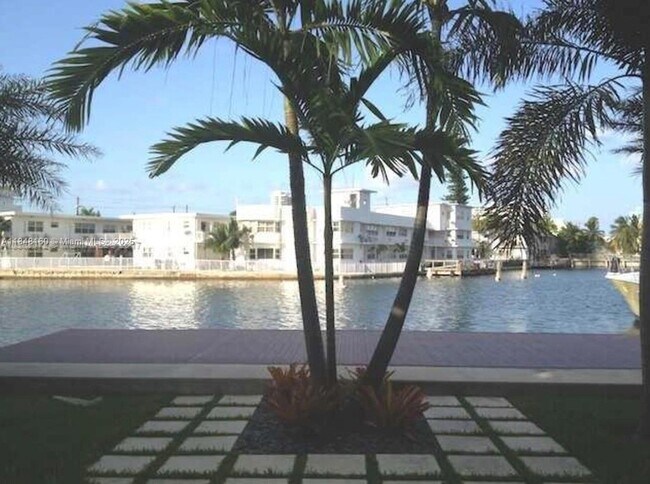 Building Photo - 6891 Bay Dr