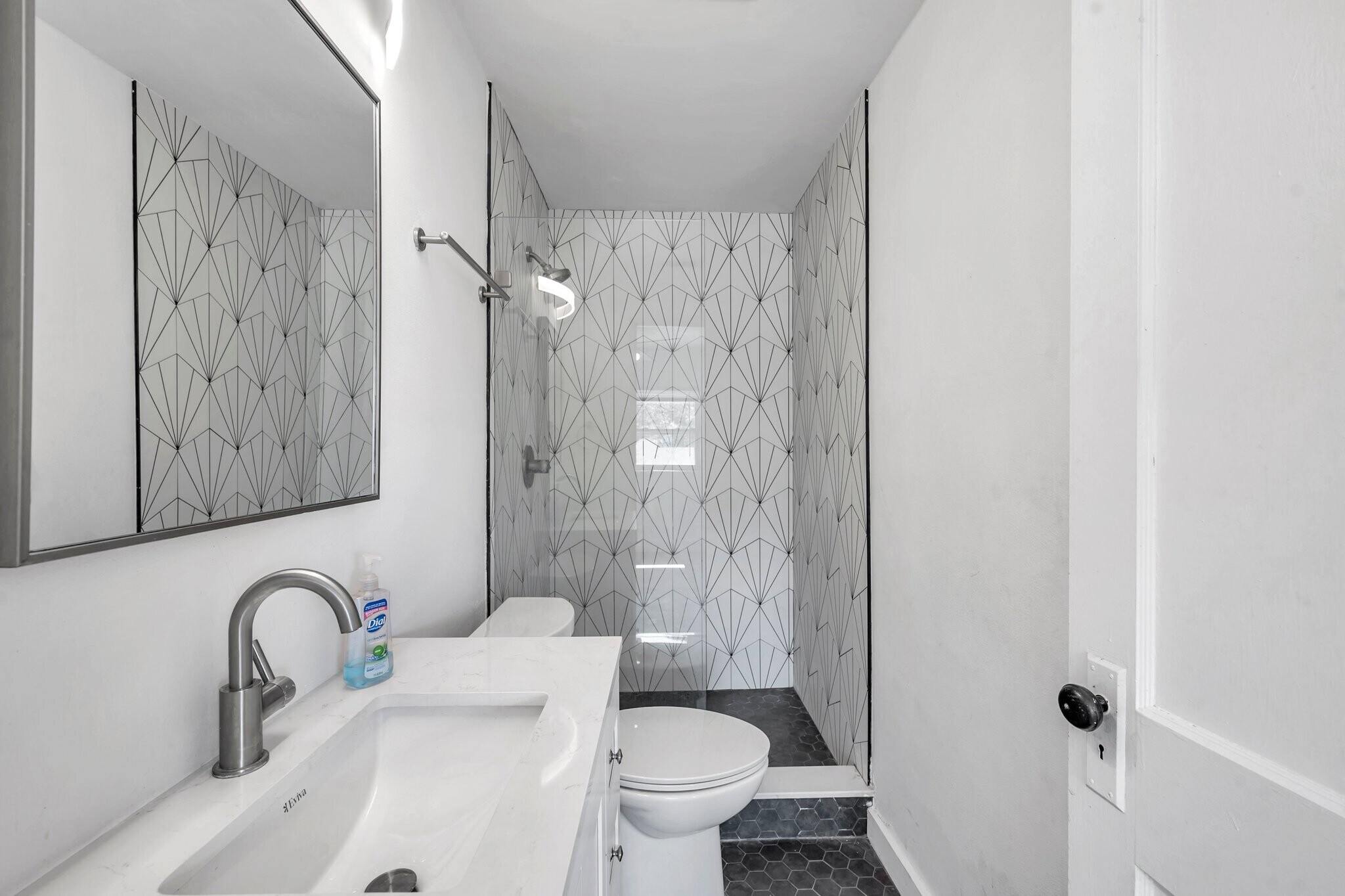 Building Photo - 921 7th St NW