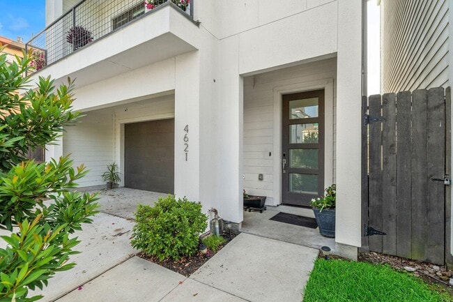 Building Photo - 4621 Chartres St