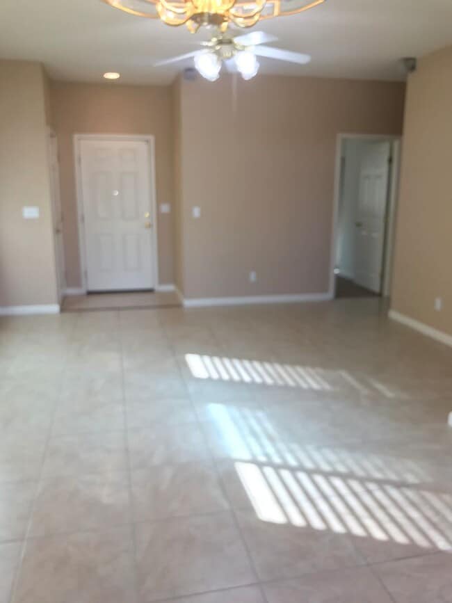 Building Photo - Updated 3bed/2bath home in Churchhill Downs