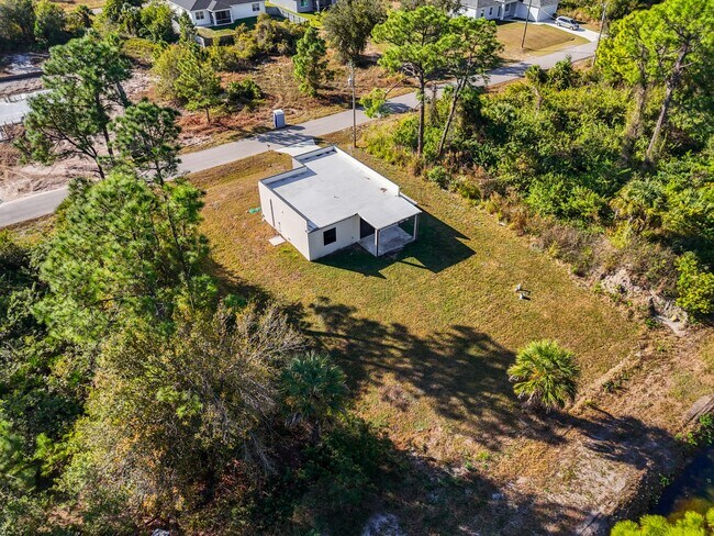 Building Photo - 751 Clancy St E