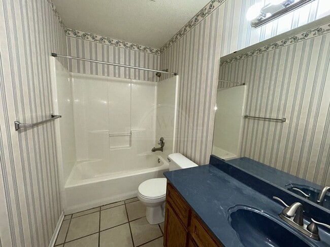 Building Photo - 405 Diana Ln